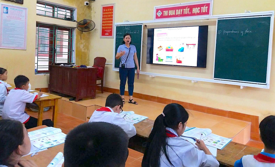 Tiết học với bài giảng điện tử và bảng thông minh của Trường Tiểu học và THCS Bùi Hữu Diên (xã Hồng Minh, Hưng Yên). Ảnh: NTCC