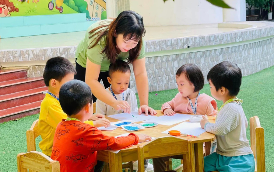 Cô và trò Trường Mầm non Việt Triều Hữu nghị (Hà Nội). Ảnh: ITN