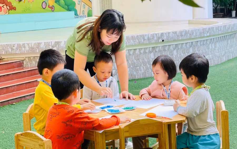 Cô và trò Trường Mầm non Việt Triều Hữu nghị (Hà Nội). Ảnh: ITN