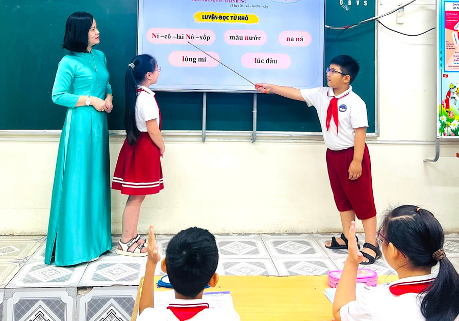 Tiết học “Luyện đọc từ khó” có chứa phụ âm L/N tại Trường Tiểu học Lê Hồng Phong (phường Thái Bình). Ảnh: NTCC