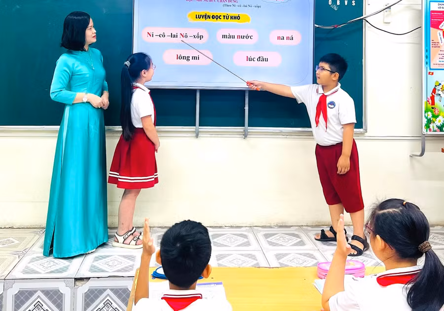 Tiết học “Luyện đọc từ khó” có chứa phụ âm L/N tại Trường Tiểu học Lê Hồng Phong (phường Thái Bình). Ảnh: NTCC