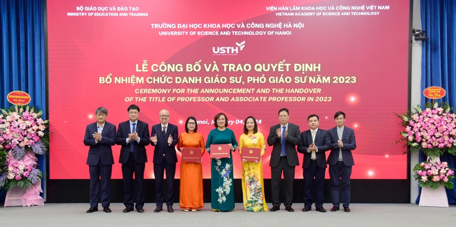 Lễ trao quyết định và bổ nhiệm chức danh GS, PGS năm 2023 của Trường ĐH Khoa học và Công nghệ Hà Nội. Ảnh minh họa: NTCC