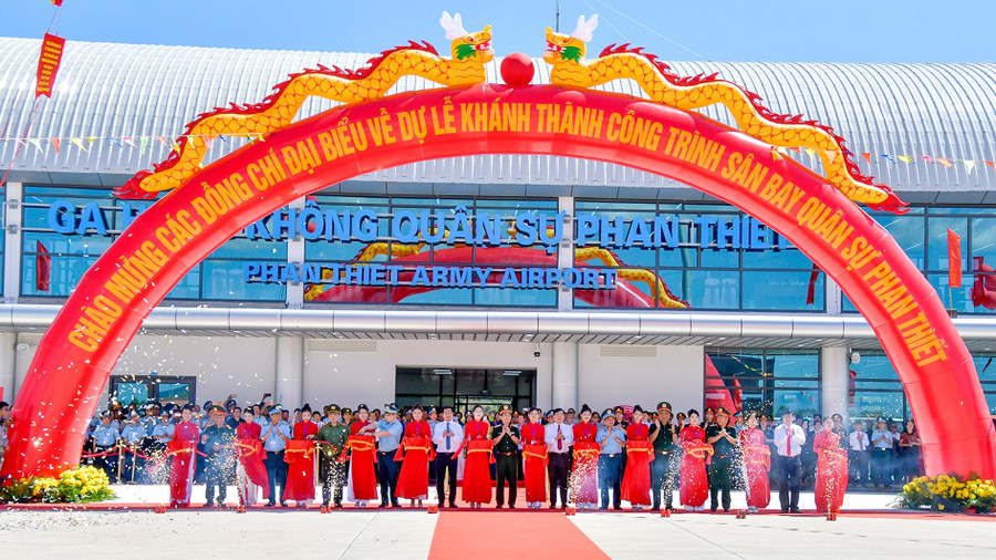 Các đại biểu thực hiện nghi thức cắt băng khánh thành dự án sân bay quân sự Phan Thiết.