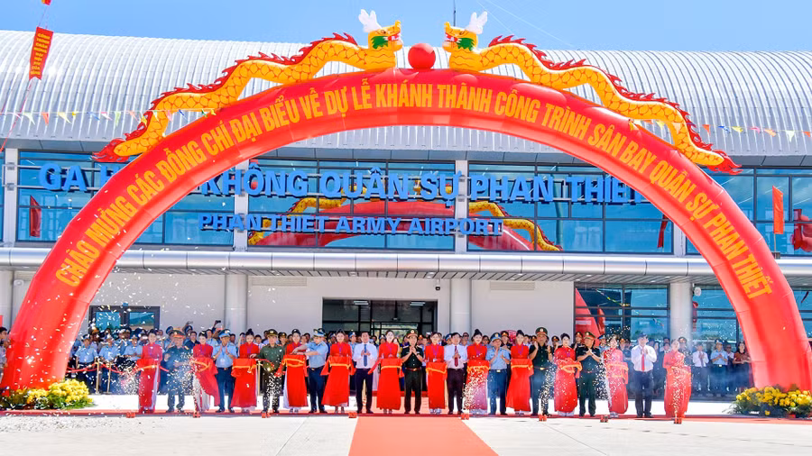 Các đại biểu thực hiện nghi thức cắt băng khánh thành dự án sân bay quân sự Phan Thiết.