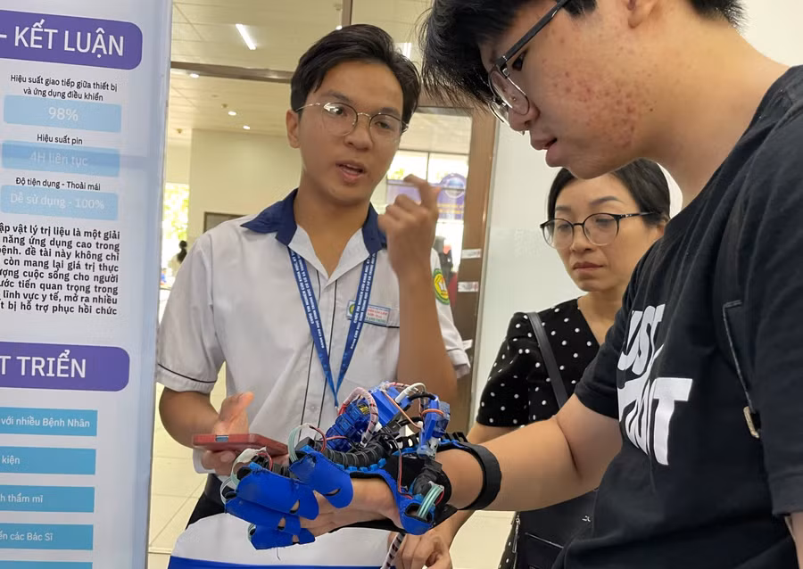 Găng tay thông minh của nhóm giới thiệu tại Cuộc thi Nghiên cứu Khoa học kỹ thuật cấp quốc gia dành cho học sinh THCS và THPT năm học 2024 - 2025 tại TPHCM. Ảnh: TG