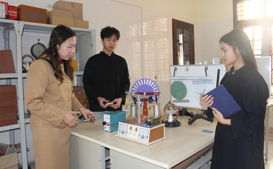 Cô và trò Trường Phổ thông Dân tộc nội trú THPT số 1 Thái Nguyên trao đổi về đề tài nghiên cứu khoa học kỹ thuật.