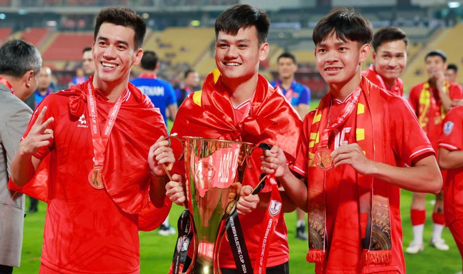 Vĩ Hào (bên phải) cùng các đồng đội ăn mừng chức vô địch ASEAN Cup 2024. Ảnh: INT.