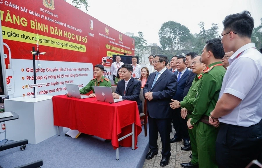 Thủ tướng Phạm Minh Chính nghe giới thiệu về nền tảng “Bình dân học vụ số”. Ảnh: VGP