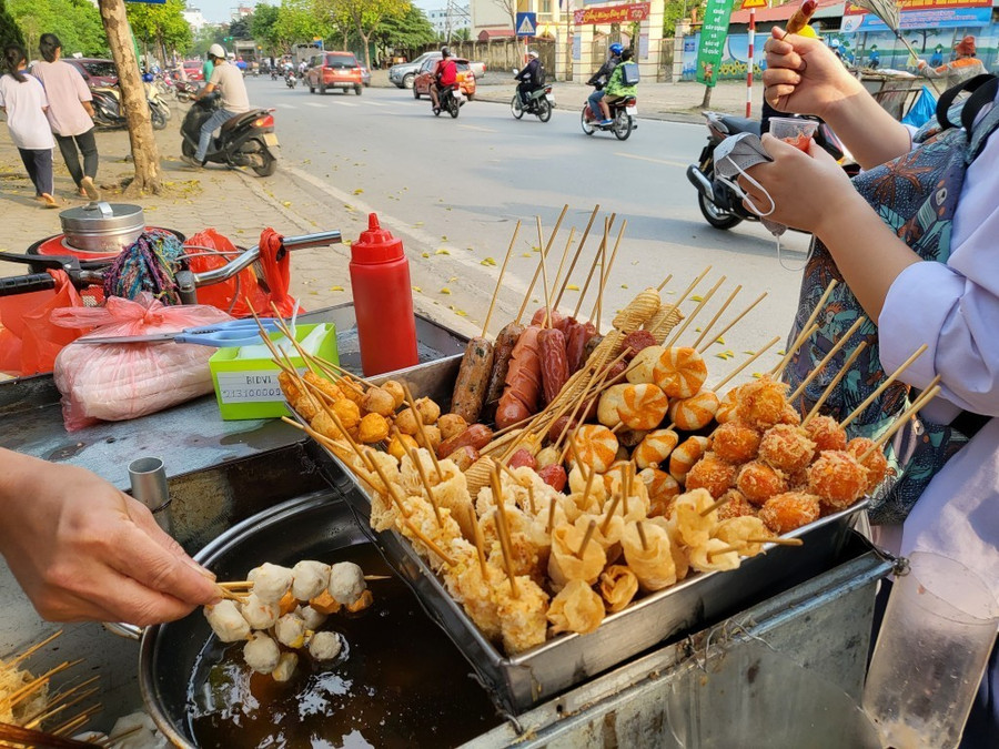 Học sinh không nên nhận đồ ăn, đồ uống từ người lạ.