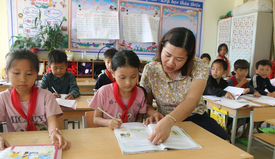 Phó Hiệu trưởng Trường PTDTBT Tiểu học Nậm Manh luôn gần gũi, sẻ chia cùng học sinh dân tộc thiểu số.
