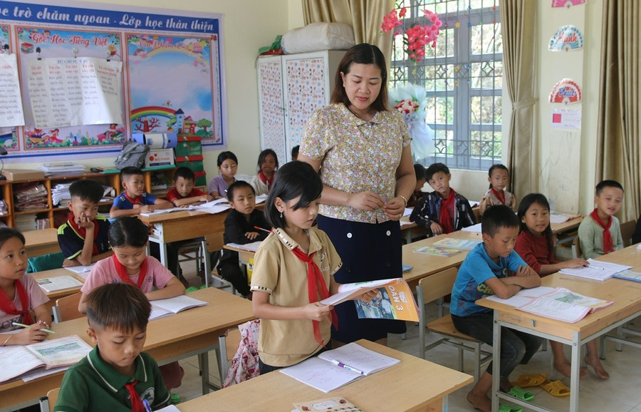 Cô Hiền trong giờ giảng tại Trường PTDTBT Tiểu học Nậm Manh. giu-lua-giua-lung-troi-1.jpg