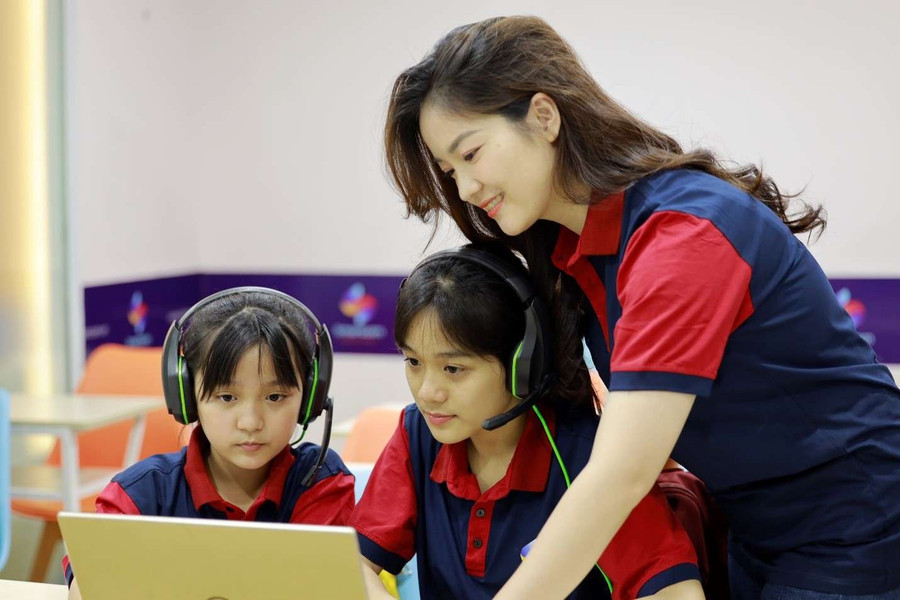 Sách giáo khoa điện tử dễ cập nhật nội dung mới, có thể tích hợp video, hình ảnh, bài tập tương tác… tạo sự hấp dẫn cho học sinh. Ảnh minh họa: ITN