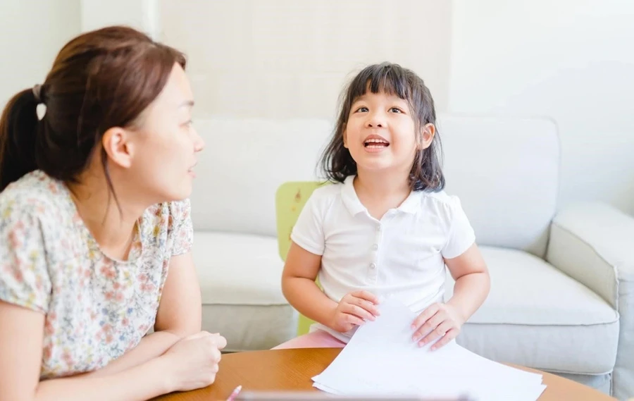 Để dạy trẻ học ngoại ngữ tại nhà, phụ huynh có thể áp dụng đồng thời, kết hợp một hoặc nhiều phương pháp tùy theo sở thích của bé. Ảnh minh họa.