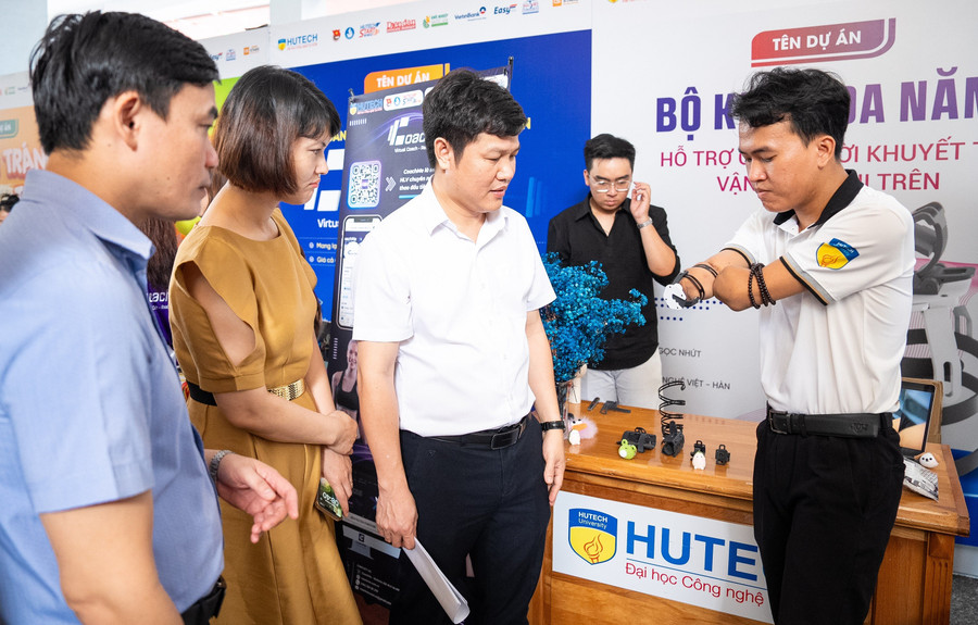 Dự án khởi nghiệp Bộ khớp đa năng - Hỗ trợ cho người khuyết tật vận động chi trên của sinh viên Trường Đại học Công nghệ TPHCM đang được hỗ trợ để thương mại hóa. Ảnh: Xuân Dung