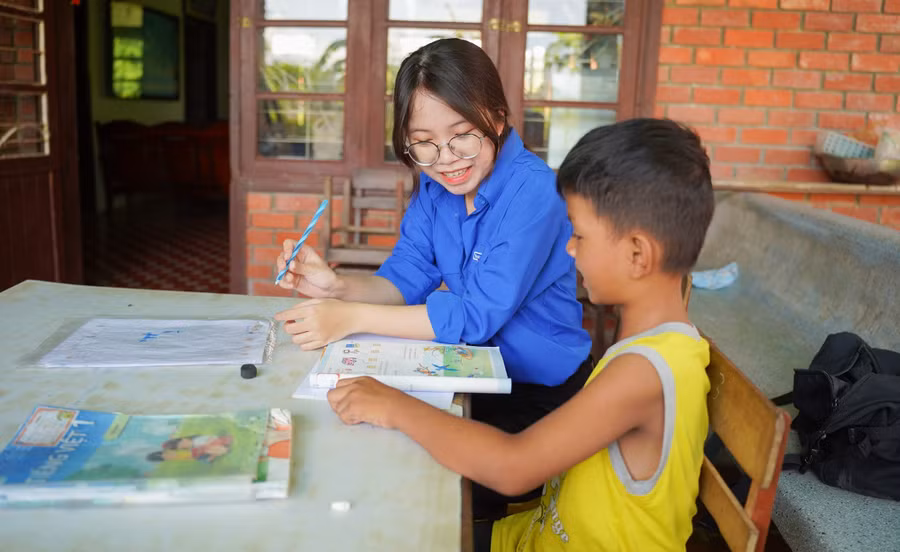 Tình nguyện viên của Câu lạc bộ Hoa phượng đỏ dạy kèm miễn phí cho học sinh tiểu học sống tại Làng trẻ SOS Đà Nẵng. Ảnh: NTCC