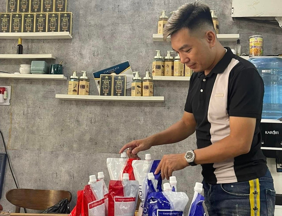 Học viên học nghề làm tóc tại Trung tâm đào tạo. 