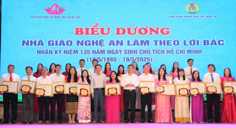 Nghệ An biểu dương 135 nhà giáo làm theo lời Bác năm 2025. nhung-nha-giao-lam-theo-loi-bac-1.jpg