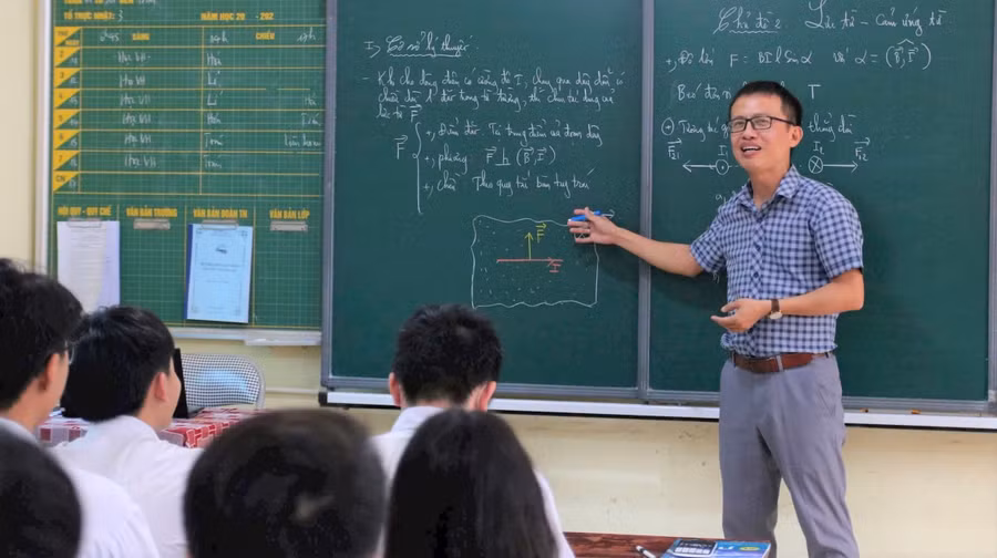 Thầy Dương Quốc Việt - Trường THCS Đại Minh (huyện Yên Thành) cùng đồng nghiệp trong lễ biểu dương nhà giáo Nghệ An làm theo lời Bác.