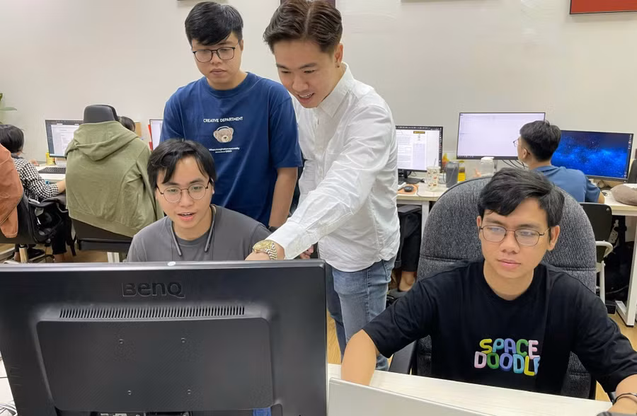 Kỹ sư Lục Đức Trí (áo trắng) và các kỹ sư thiết kế vi mạch do mình đào tạo. 