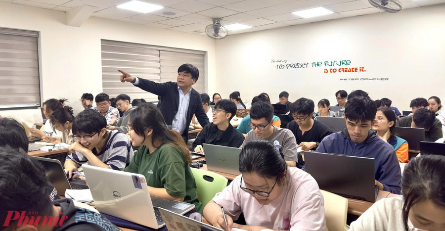 GS.TS Nguyễn Trường Thịnh trao đổi cùng sinh viên. Ảnh: NVCC