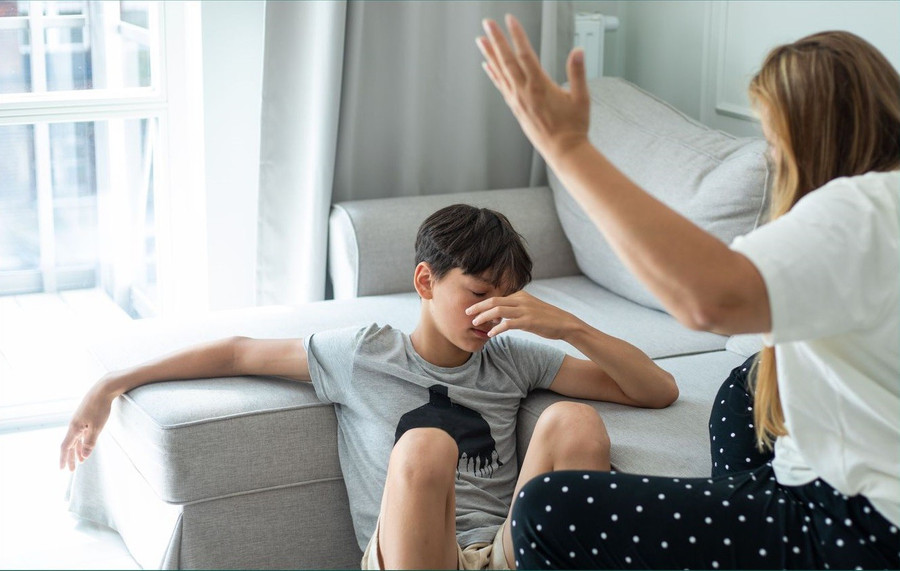 Trẻ em có cha mẹ nghiêm khắc thường không thể tự đưa ra quyết định đúng đắn cho bản thân. Ảnh: INT. he-luy-khi-cha-me-qua-nghiem-khac-voi-tre-2.jpg