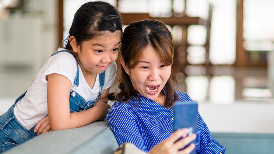 Cách nuôi dạy con lành mạnh tập trung vào việc xây dựng mối liên kết giữa cha mẹ và trẻ. Ảnh: INT. he-luy-khi-cha-me-qua-nghiem-khac-voi-tre-1.jpg