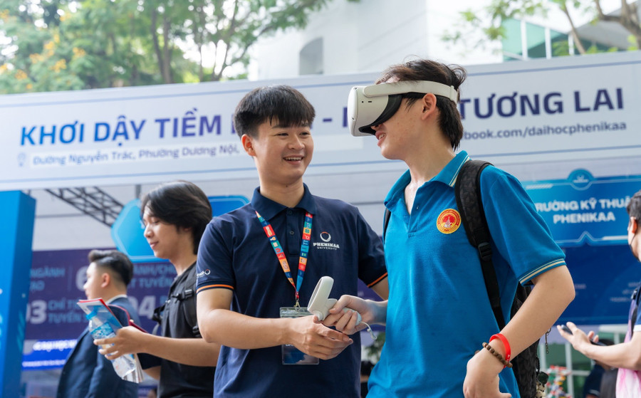 Học sinh trải nghiệm thiết bị trí tuệ nhân tạo tại Ngày hội lựa chọn nguyện vọng xét tuyển 2025. Ảnh minh họa: Minh Phong