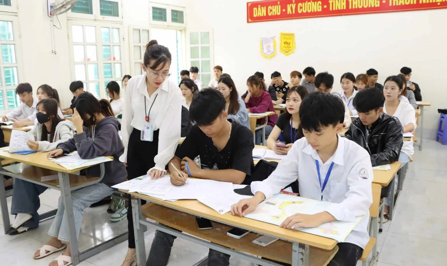 Học sinh Trường THPT Chiềng Khương (huyện Sông Mã, Sơn La) học môn Công nghệ. Ảnh: Hà Hoàng