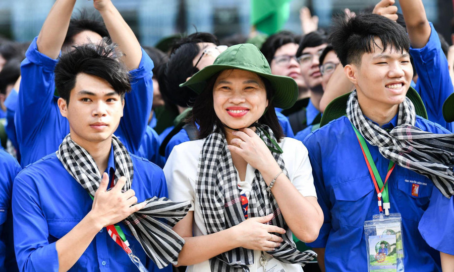 PGS.TS Phạm Thanh Huyền - Trưởng ban Công tác sinh viên, ĐH Bách khoa Hà Nội cùng sinh viên trong đợt phát động chương trình Mùa hè xanh. Ảnh: NVCC