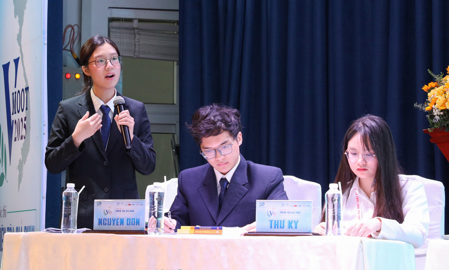 Sinh viên Trường Đại học Luật TPHCM tranh luận tại Cuộc thi Phiên tòa giả định VMoot cấp quốc gia năm 2025. Ảnh: HCMULAW