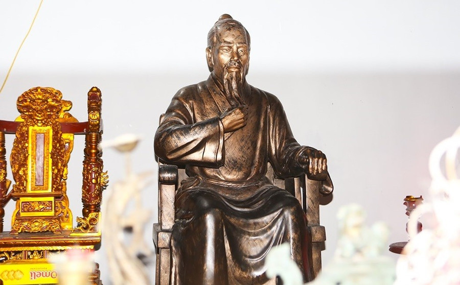 Tượng thờ La Sơn phu tử Nguyễn Thiếp. Ảnh: ITN