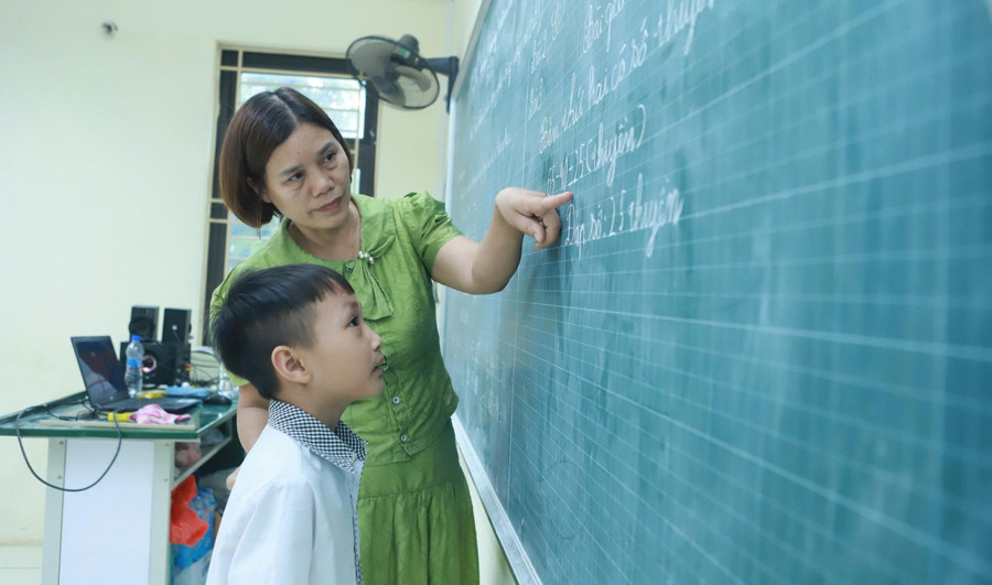 Cô, trò Trường Tiểu học Nam Phương Tiến A (Xuân Mai, Hà Nội). Ảnh: Đình Tuệ 