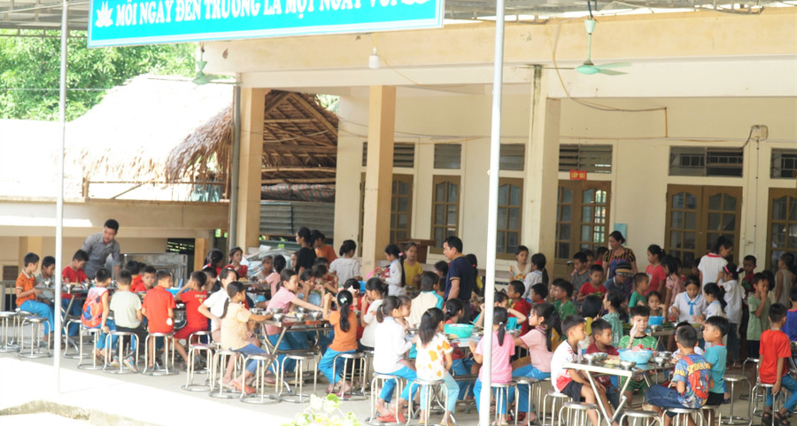 ンガミ小学校(ゲアン州ンガミ)での昼食。写真: ホーライ cu-hich-cho-chat-luong-va-cong-bang-giao-duc-2.jpg