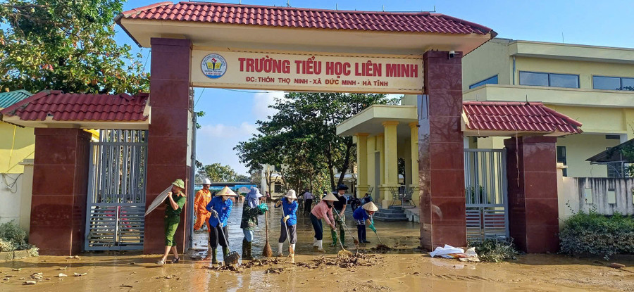 Giáo viên Trường Tiểu học Tùng Ảnh hỗ trợ Trường Tiểu học Liên Minh vệ sinh trường lớp.