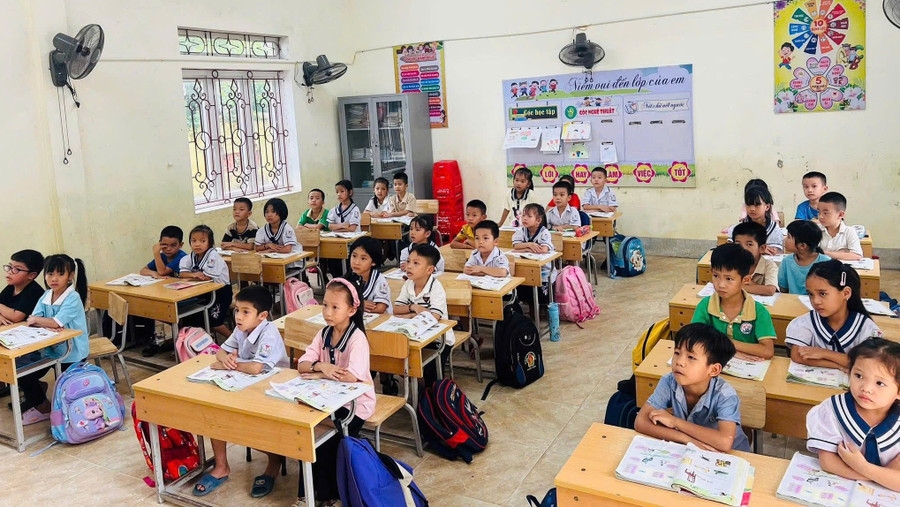 Trường Tiểu học Nguyễn Trãi (xã Đức Quang, Hà Tĩnh) đã đi học trở lại trong sáng 6/10. am-tinh-dong-nghiep-noi-con-lu-di-qua-1.jpg