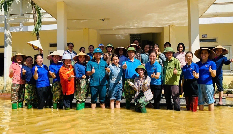 Giáo viên Trường Tiểu học Thị trấn Đức Thọ chung tay dọn dẹp vệ sinh cùng các trường ngập lụt. am-tinh-dong-nghiep-noi-con-lu-di-qua-2.jpg