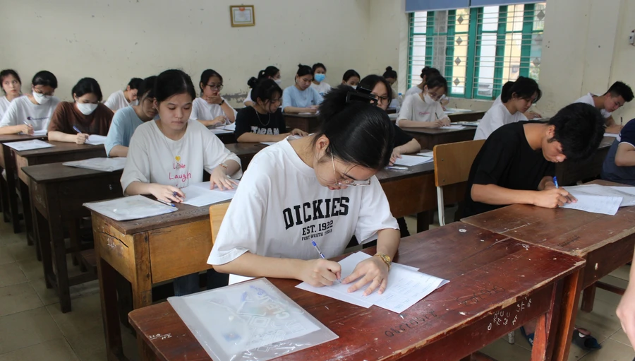 Học sinh THPT huyện Mai Sơn thi thử môn Toán do nhà trường tổ chức.