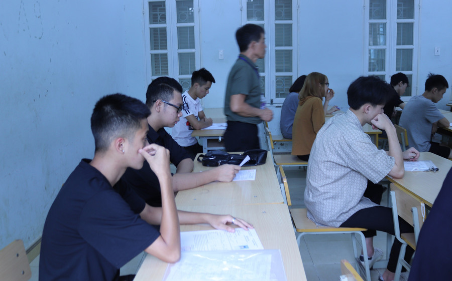 Học sinh Trường Phổ thông Dân tộc nội trú tỉnh Sơn La nghe thầy giáo giảng môn Vật lý. thay-va-tro-cung-no-luc-3.jpg