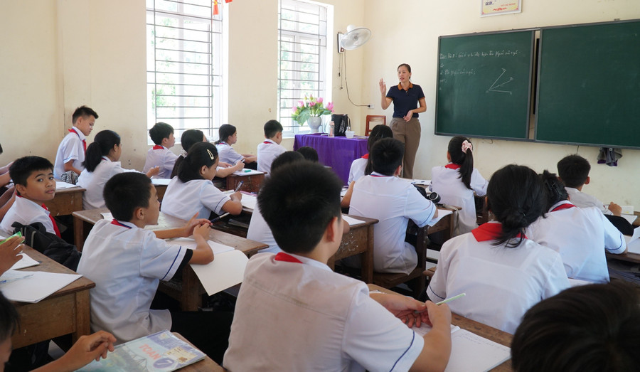 Giờ dạy học của cô Phạm Thị Hằng tại Trường THCS Thị trấn 2 (Vạn An, Nghệ An). Ảnh: Ngọc Sơn