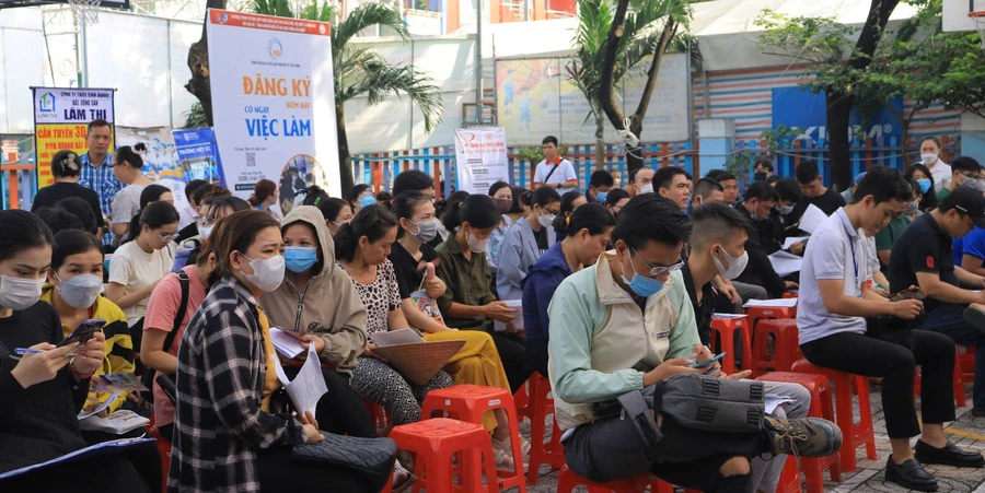 Người lao động tìm hiểu thông tin việc làm. Ảnh minh họa: L.N