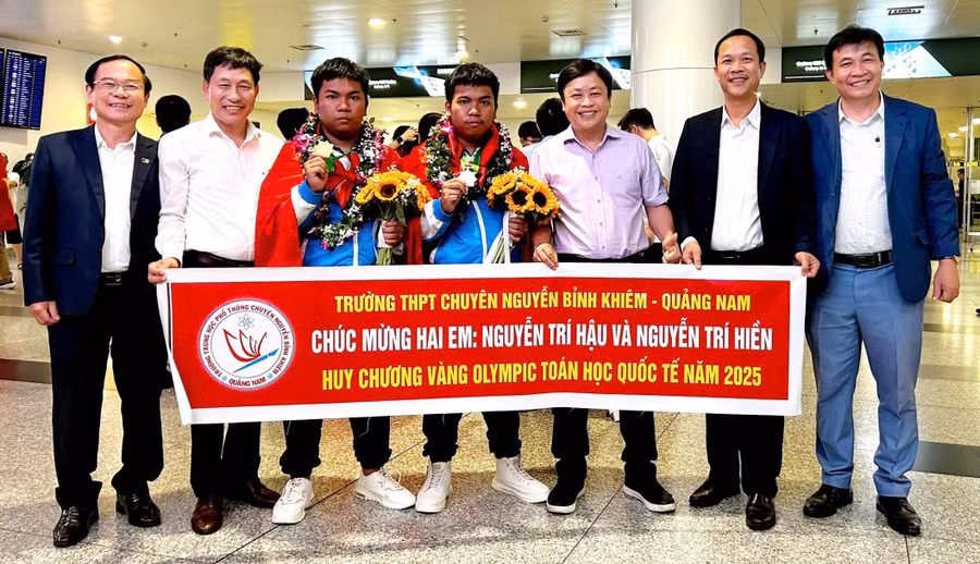 Nguyễn Trí Hiền và Nguyễn Trí Hậu cùng các thầy trở về sau kỳ thi.