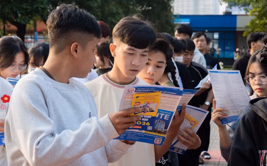 Học sinh trải nghiệm tại Ngày hội Tư vấn Tuyển sinh - Hướng nghiệp (Ngày Mở lần thứ 19 năm 2026) tại TPHCM. Ảnh: HCM-UTE