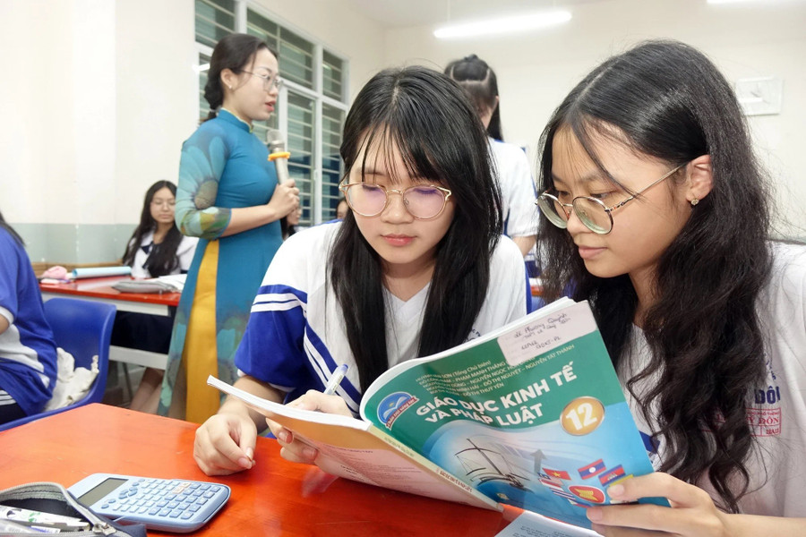 Việc ôn tập cho học sinh lớp 12 năm nay thi tốt nghiệp THPT thực hiện theo Thông tư 29/2024. Ảnh minh họa: INT