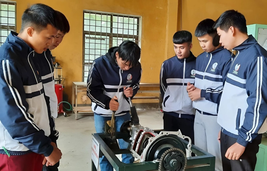 Sinh viên Trường Cao đẳng Nghề Điện Biên nghiên cứu mô hình bộ ly hợp dẫn động thủy lực trên ô tô. Ảnh: Hoàng Hảo