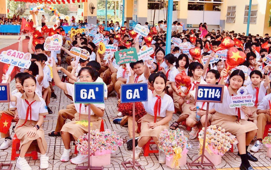 Học sinh Trường THCS Lương Định Của (phường Cát Lái) tại lễ khai giảng năm học mới. Ảnh: MH han-che-hoc-thu-bay-2.jpg