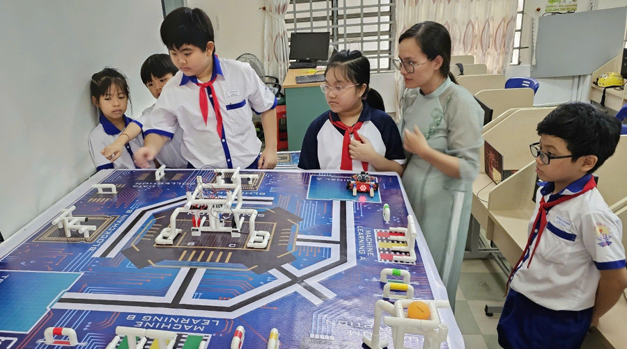 Cô, trò Trường Tiểu học Bình Thủy (Bình Thủy, Cần Thơ) trong giờ thực hành lập trình, điều khiển robot. Ảnh: Q. Ngữ