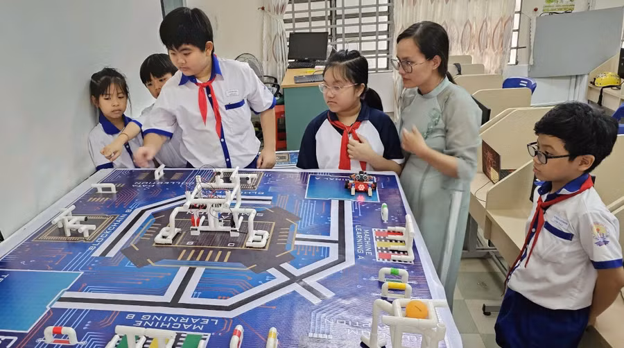 Cô, trò Trường Tiểu học Bình Thủy (Bình Thủy, Cần Thơ) trong giờ thực hành lập trình, điều khiển robot. Ảnh: Q. Ngữ
