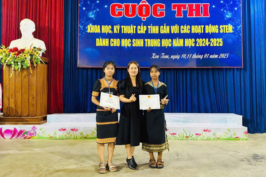 Dự án của hai nữ sinh đoạt giải Nhất trong Cuộc thi Khoa học kỹ thuật cấp tỉnh gắn với các hoạt động STEM dành cho học sinh trung học, năm học 2024 - 2025. Ảnh: NVCC so-hoa-lan-dieu-dan-ca-cheo-1.jpg