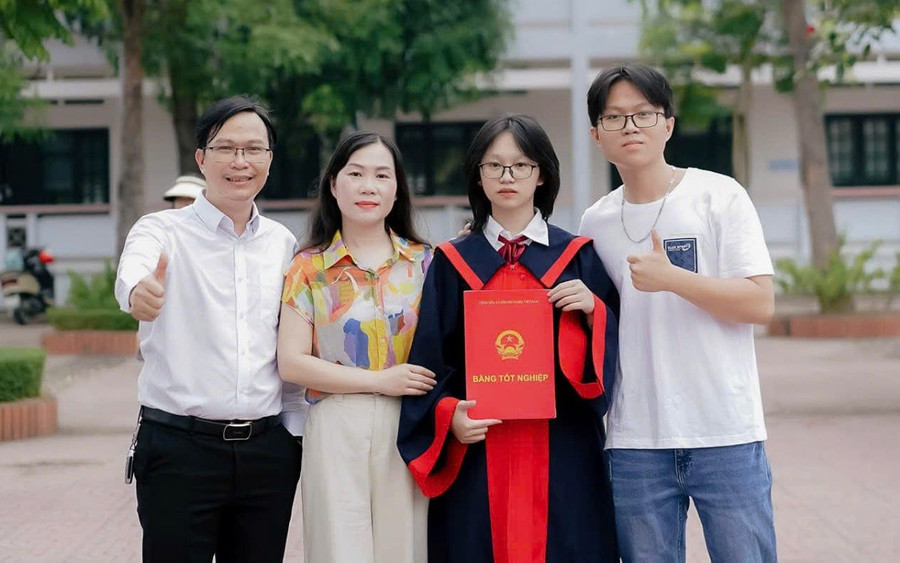 Gia đình - nền tảng chắp cánh cho niềm đam mê Toán học của 2 anh em. tu-cay-cam-tuoi-tho-den-hoc-bong-16-ty-dong-1.jpg