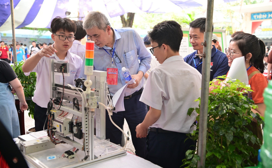 Sản phẩm sáng tạo công nghệ của học sinh Trường THPT Trần Phú (Đà Nẵng) tham gia Ngày hội công nghệ học sinh - sinh viên 2025 do Trường Đại học Bách khoa (Đại học Đà Nẵng) tổ chức. Ảnh: PV